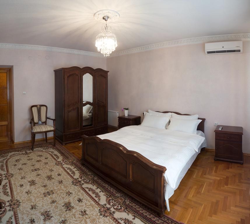 Villa Romantica On Vlaicu-Pircalab Kisinyov Kültér fotó